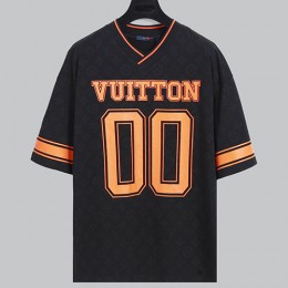 [홍콩명품.LOUIS VUITTON] 루이비통 23SS 모노그램 스포티 V넥 반팔 티셔츠 1AB6G1, BM5054, JU, 온라인명품쇼핑몰,의류,무브타임사이트,인터넷쇼핑몰,해외직구