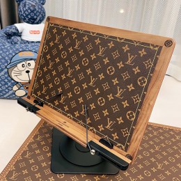 [홍콩명품.LOUIS VUITTON] 루이비통 23SS 모노그램 북스테이션 독서대 책받침대, ET1059, AGG, 홍콩명품쇼핑몰,무브타임,악세사리,잡화,생활용품