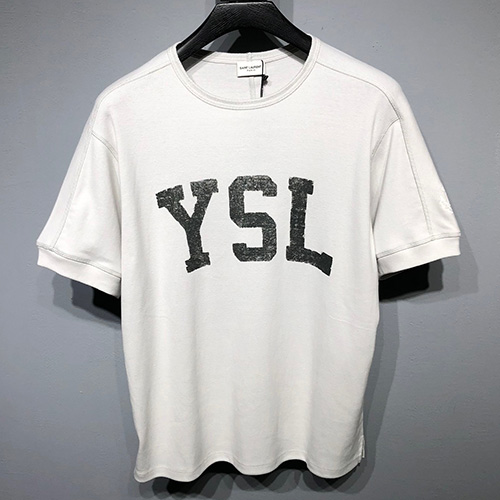 [홍콩명품.YSL] 입생로랑 23SS YSL 로고 프린트 반팔 티셔츠 (화이트), BM6699, AGG, 홍콩명품쇼핑몰,인터넷명품,온라인명품사이트,해외명품,해외직구