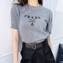 [홍콩명품,PRADA] 프라다 23SS 로고 니트 반팔 티셔츠 (그레이), BM8656, TBG, 온라인명품쇼핑몰,남자명품의류,인터넷쇼핑몰,해외직구