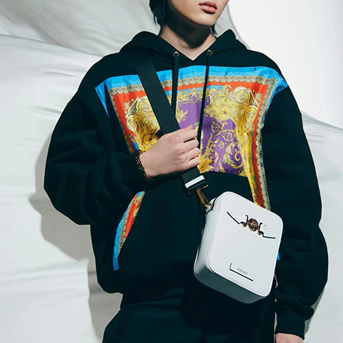 [홍콩명품.VERSACE] 베르사체 23SS 로고 그래픽 프린트 후드 티셔츠 (블랙), BM9118, JU, 온라인명품쇼핑몰,남자명품의류,인터넷쇼핑몰,해외직구