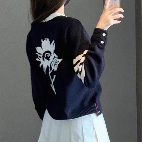 [홍콩명품.THOME BROWNE] 톰브라운 23SS 로고 그래픽 4바 V넥 니트 가디건 (2컬러), BM9361, TB1, 온라인명품쇼핑몰,남자명품의류,인터넷쇼핑몰,해외직구