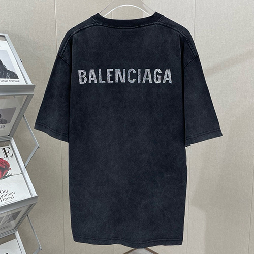 [홍콩명품.BALENCIAGA] 발렌시아가 24SS 로고 스터드 장식 반팔 티셔츠 (블랙), BM12495, JU 홍콩명품의류,구매대행,온라인명품