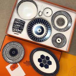 [홍콩명품.Hermes] 에르메스 24SS 로고 도자기 10인용 주방 용기 키친 세트, ET2124, ZAKKA, 명품접시,와인잔,키홀더,내의,양말,가구주변기기