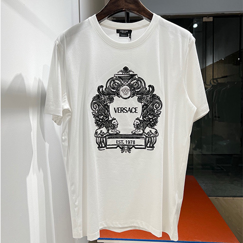 [홍콩명품.VERSACE] 베르사체 24SS 로고 그래픽 자수 반팔 티셔츠 (2컬러), BM13735, JS, 홍콩명품의류,구 매대행,온라인명품