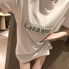 [홍콩명품.CHANEL] 샤넬 24SS 로고 진주 장식 여성 반팔 티셔츠 (2컬러), BM13892, SG, 홍콩명품의류,구 매대행,온라인명품