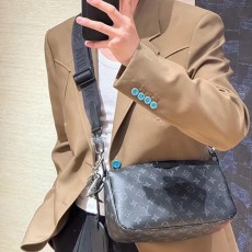 [홍콩명품.LOUIS VUITTON] 루이비통 24SS 로고 포쉐트 악세수아 XL 숄더백 크로스백 M11741 (블랙), BGM4214, GU2, 홍콩명품가방,명품쇼핑몰,크로스백,핸드백,구매대행