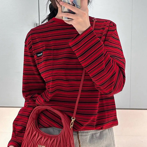 [홍콩명품,MIU MIU] 미우미우 25SS 로고 여성 스트라이프 긴팔 티셔츠 (레드), BM19515, JU, 홍콩명품의류,구매대행,온라인명품