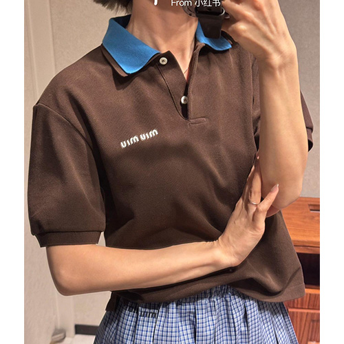 [홍콩명품,MIU MIU] 미우미우 25SS 로고 자수 여성 카라 폴로 반팔 티셔츠 (브라운), BM19734, TBG, 홍콩명품의류,구매대행,온라인명품