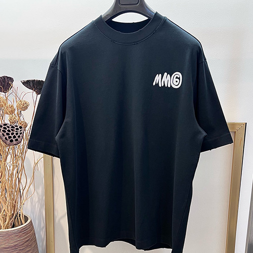 [홍콩명품.Maison Margiela] 메종마르지엘라 25SS 로고 그래픽 프린트 반팔 티셔츠 (2컬러), BM20236, YS, 홍콩명품의류,구매대행,온라인명품