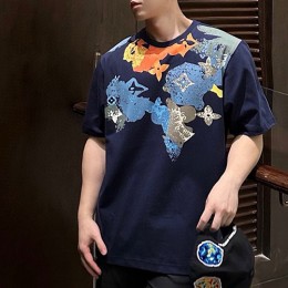 [홍콩명품.LOUIS VUITTON] 루이비통 25SS 로고 그래픽 반팔 티셔츠 (네이비), BM20478, B&G, 홍콩명품의류,구매대행,온라인명품