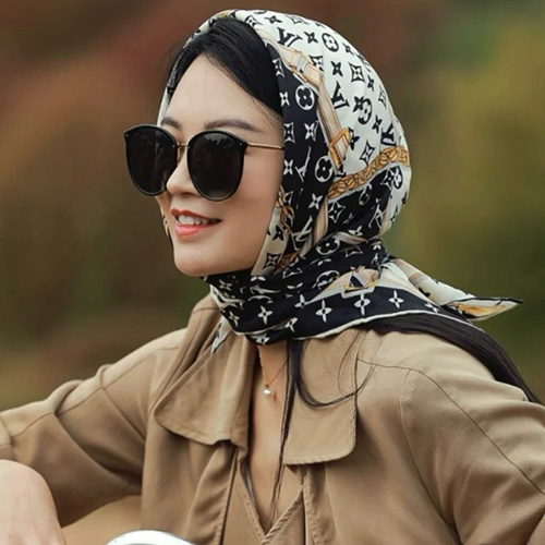 [홍콩명품.LOUIS VUITTON] 루이비통 25SS 로고 모노그램 Confidential 90-90 실크 스카프 머플러 (블랙), ET2927, JX, 홍콩명품의류,구매대행,온라인명품