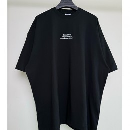 [홍콩명품.VETEMENTS] 베트멍 25SS 로고 그래픽 프린트 반팔 티셔츠 (블랙), BM20656, VT, 홍콩명품의류,구매대행,온라인명품