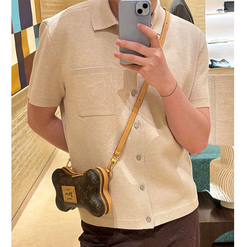 [홍콩명품.LOUIS VUITTON] 루이비통 25SS 로고 모노그램 오픈 카라 반팔 티셔츠 (라이트그레이), BM20726, KB, 홍콩명품의류,구매대행,온라인명품