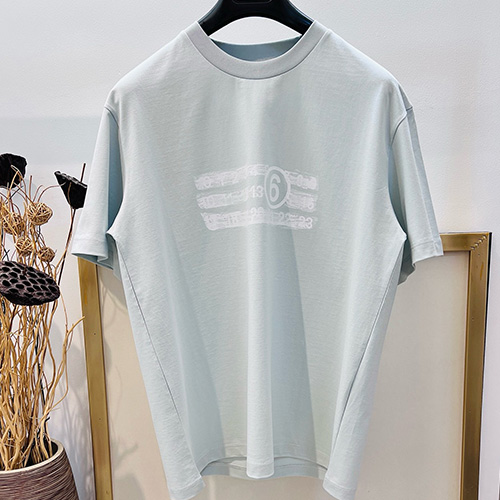 [홍콩명품.Maison Margiela] 메종마르지엘라 25SS 로고 그래픽 프린트 반팔 티셔츠 (2컬러), BM20979, YS, 홍콩명품의류,구매대행,온라인명품