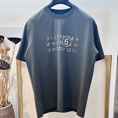 [홍콩명품.Maison Margiela] 메종마르지엘라 25SS 로고 프린트 반팔 티셔츠 (그레이), BM20981, YS, 홍콩명품의류,구매대행,온라인명품