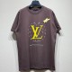 [홍콩명품.LOUIS VUITTON] 루이비통 25SS 로고 그래픽 프린트 반팔 티셔츠 (브라운), BM21299, CR3, 명품레플리카,미러급,온라인쇼핑몰사이트