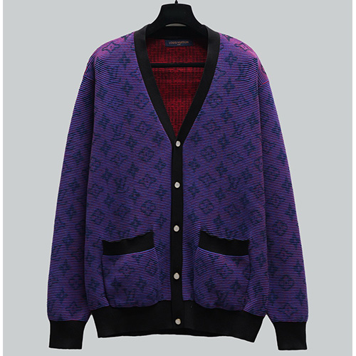 [홍콩명품.LOUIS VUITTON] 루이비통 25SS 로고 모노그램 V넥 니트 가디건 (퍼플), BM21492, JU, 명품레플리카,미러급,온라인쇼핑몰사이트