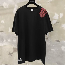 [홍콩명품.Chrome Hearts] 크롬하츠 25SS 로고 그래픽 프린트 반팔 티셔츠 (블랙), BM21574, TOP, 명품레플리카,미러급,온라인쇼핑몰사이트