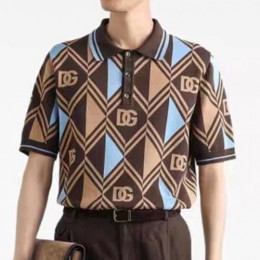 [홍콩명품.D&G] 돌체앤가바나 25SS 로고 패턴 카라 니트 반팔 티셔츠 (브라운), BM21575, JU, 명품레플리카,미러급,온라인쇼핑몰사이트