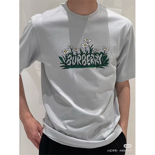 [홍콩명품.Burberry] 버버리 25SS 로고 그래픽 자수 반팔 티셔츠 (그레이), BM21622, X2, 홍콩명품가방,명품쇼핑몰,크로스백,핸드백,구매대행