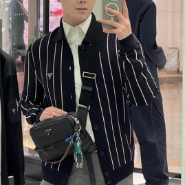 [홍콩명품,PRADA] 프라다 25SS 로고 자수 스트라이프 카라 니트 가디건 (네이비), BM21678, KK, 레플리카의류,미러급사이트