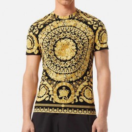 [홍콩명품.VERSACE] 베르사체 25SS 로고 패턴 반팔 티셔츠 (블랙-골드), BM21744, SAM, 레플리카의류,미러급사이트