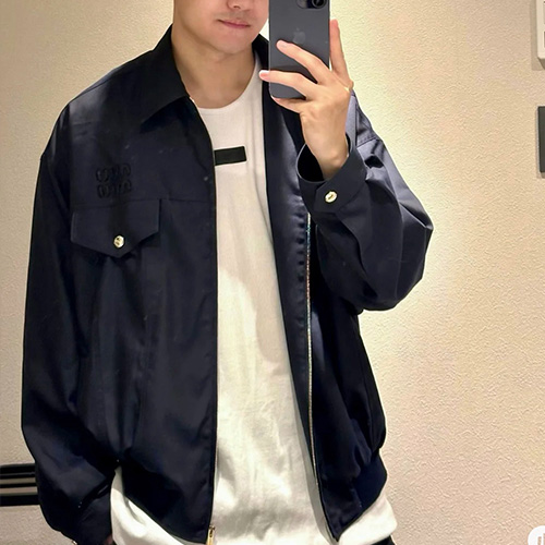 [홍콩명품,MIU MIU] 미우미우 25SS 로고 카라 봄버 자켓 (네이비), BM22106, JL, 레플리카의류,미러급사이트