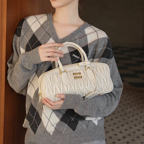 [홍콩명품,MIU MIU] 미우미우 25SS 로고 패턴 여성 V넥 니트 스웨터 (그레이), BM22164, JL, 레플리카의류,미러급사이트