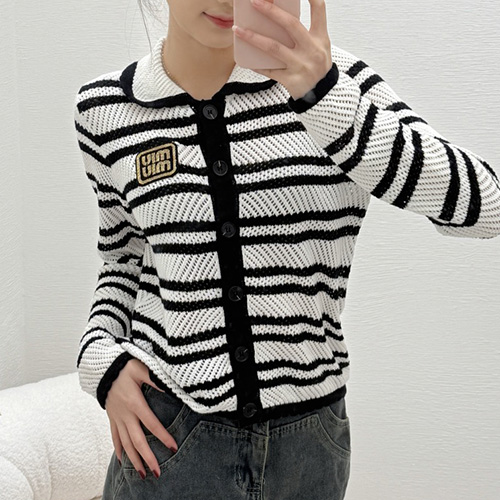 [홍콩명품,MIU MIU] 미우미우 25SS 로고 여성 스트라이프 카라 니트 가디건 (화이트), BM22170, JL, 레플리카의류,미러급사이트