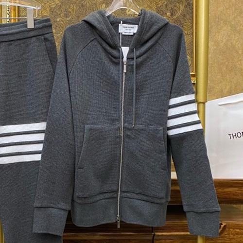[홍콩명품.THOME BROWNE] 톰브라운 25SS 로고 4바 후드 집업 자켓 (그레이), BM22211, S1F, 레플리카의류,미러급사이트