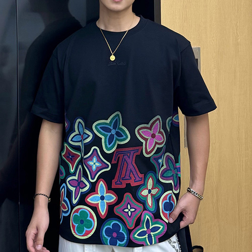 [홍콩명품.LOUIS VUITTON] 루이비통 25SS 로고 그래픽 프린트 반팔 티셔츠 (2컬러), BM22335, KK, 레플리카의류,미러급사이트