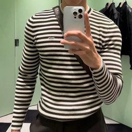 [가격문의][홍콩명품,PRADA] 프라다 25SS 로고 스트라이프 슬림핏 니트 스웨터 (화이트-블랙), BM22730, JL, 레플리카의류,미러급사이트