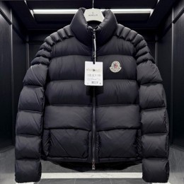 [가격문의][홍콩명품.MONCLER] 몽클레어 25SS 로고 Christopher Raxxy 콜라보 다운 패딩 자켓 (블랙), BM22752, HH, 레플리카의류,미러급사이트