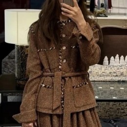 [홍콩명품.CHANEL] 샤넬 25SS 로고 여성 카라 트위드 자켓 + 미디 스커트 상하의 세트 (브라운), BM22891, PG, 레플리카의류,미러급사이트