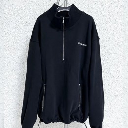 [홍콩명품,MIU MIU] 미우미우 25SS 로고 자수 터틀넥 하프지퍼 맨투맨 티셔츠 (블랙), BM23029, X2, 레플리카의류,미러급사이트