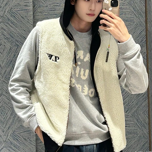 [홍콩명품.LOUIS VUITTON] 루이비통 25SS 로고 리버서블 플리스 후드 조끼 베스트 (블랙-화이트), BM23327, KB, 레플리카의류,미러급사이트