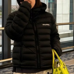 [홍콩명품,MIU MIU] 미우미우 25SS 로고 자수 여성 후드 다운 패딩 자켓 (블랙), BM23344, KB, 레플리카의류,미러급사이트