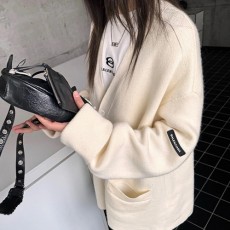 [가격문의][홍콩명품.BALENCIAGA] 발렌시아가 25SS 로고 캐시미어 V넥 니트 가디건 (화이트), BM23415, KB, 레플리카의류,미러급사이트