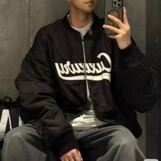 [가격문의][홍콩명품.BALENCIAGA] 발렌시아가 25SS 로고 자수 오버핏 바시티 자켓 (블랙), BM23418, KB, 레플리카의류,미러급사이트