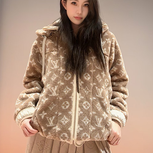 [홍콩명품.LOUIS VUITTON] 루이비통 25SS 로고 여성 모노그램 플리스 후드 바람막이 자켓 1AIP50 (카라멜), BM23465, MC, 레플리카의류,미러급사이트
