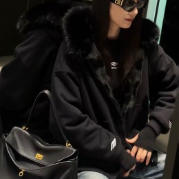 [가격문의][홍콩명품.BALENCIAGA] 발렌시아가 25SS 로고 스포티 여성 폭스퍼 후드 집업 자켓 (2컬러), BM23572, KB, 레플리카의류,미러급사이트