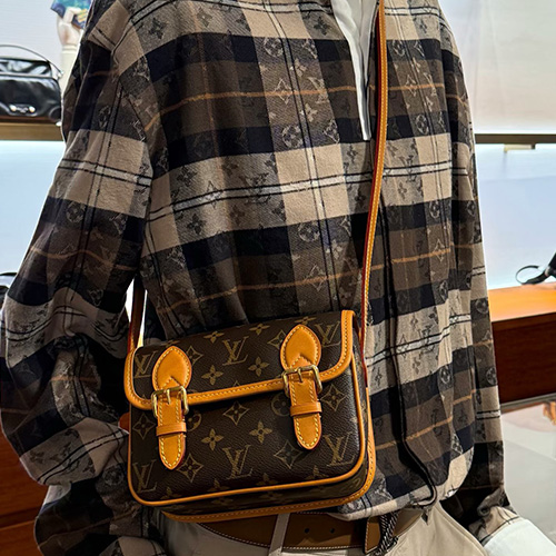 [홍콩명품.LOUIS VUITTON] 루이비통 25SS 로고 모노그램 Satchel Archive 크로스백 M26805 (브라운), BGM5359, BC, 홍콩명품가방,명품쇼핑몰,크로스백,핸드백,구매대행