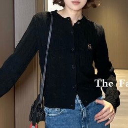 [홍콩명품.LOEWE] 로에베 25SS 로고 자수 여성 라운드넥 니트 가디건 (블랙), BM23881, JL, 레플리카의류,미러급사이트