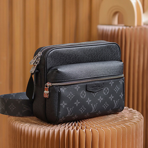 [홍콩명품.LOUIS VUITTON] 루이비통 25SS 로고 모노그램 숄더백 M30233 (블랙), BGM5447, GU2, 홍콩명품가방,명품쇼핑몰,크로스백,핸드백,구매대행