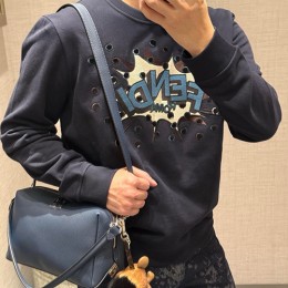 [홍콩명품,FENDI] 펜디 25SS 로고 그래픽 자수 맨투맨 티셔츠 (네이비), BM24244, KK, 레플리카의류,미러급사이트