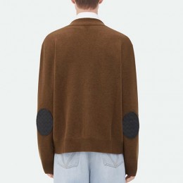 [홍콩명품.BOTTEGA VENETA] 보테가베네타 26SS 로고 V넥 니트 가디건 (브라운), BM24306, JL, 레플리카의류,미러급사이트